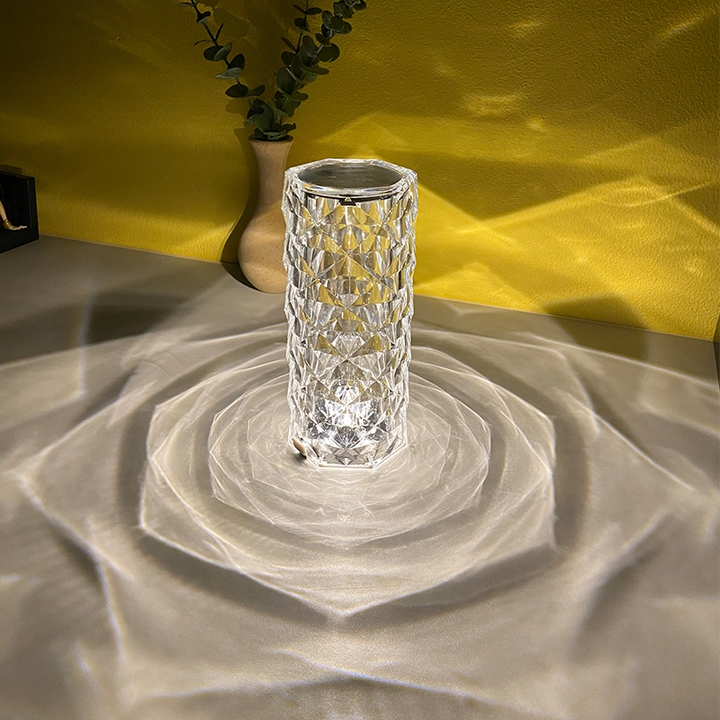 "Stämningsfull diamantformad bordslampa med justerbara ljuslägen, lyxig akryldesign och fascinerande ljusmönster."