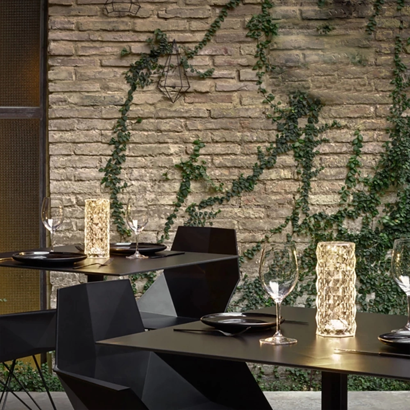 "Stämningsfull diamantformad bordslampa med justerbara ljuslägen, lyxig akryldesign och fascinerande ljusmönster."
