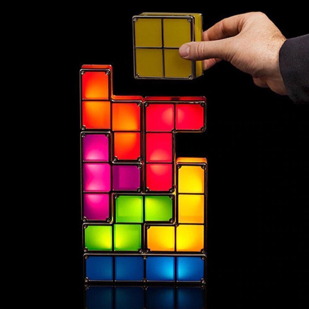 "Stapelbar LED nattlampa i 7 färger, Tetris-liknande design. Färgglada block för lekfull inredning på bord och hylla."