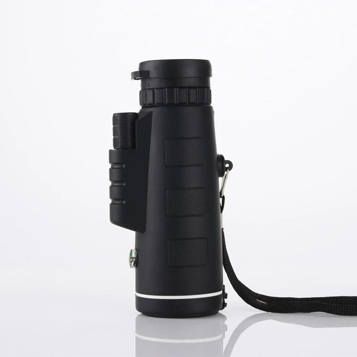 Närbild på Starscope HD monokulärs lins. Högkvalitativ optik för skarp sikt vid utomhusfotografering.