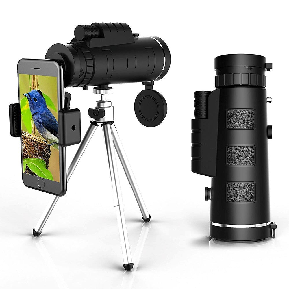 Person fotograferar natur med Starscope HD monokulär och smartphone. Perfekt för äventyr och friluftsliv.
