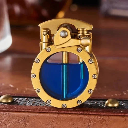 Detaljbild av Steampunk kerosintändare med intrikata graveringar. Vintage trench-stil samlarobjekt.