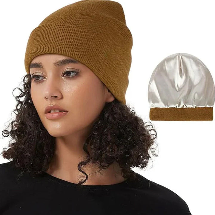 "Stickad dammössa med satinlining i blått, värmande material, modern design, erbjuder skydd och stil för kalla dagar."