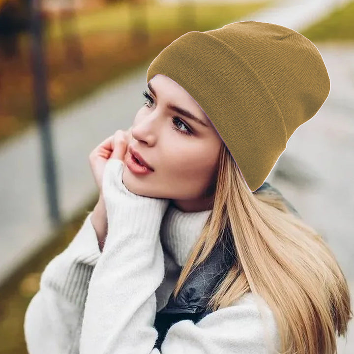 "Stickad dammössa med satinlining i blått, värmande material, modern design, erbjuder skydd och stil för kalla dagar."