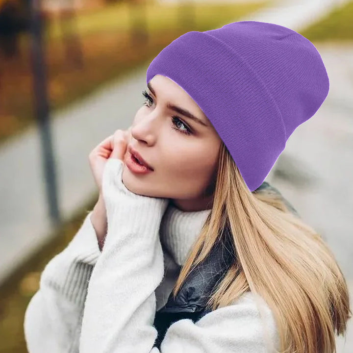 "Stickad dammössa med satinlining i blått, värmande material, modern design, erbjuder skydd och stil för kalla dagar."