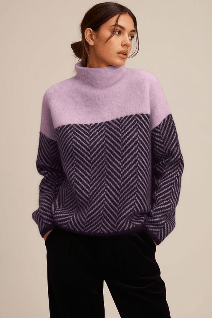 Lila stickad damtröja med hög ståkrage. Varm, mångsidig och elegant vardagsstil för dam.