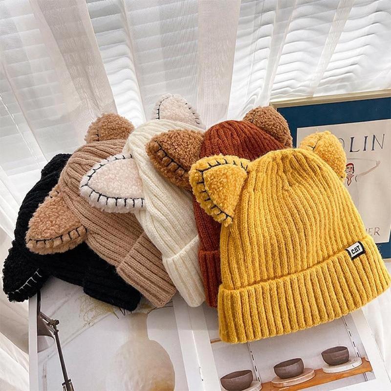 "Stickad unisex vintermössa med 3D-kattöron i mjukt material, ses i olika färger för en lekfull vinterstil."