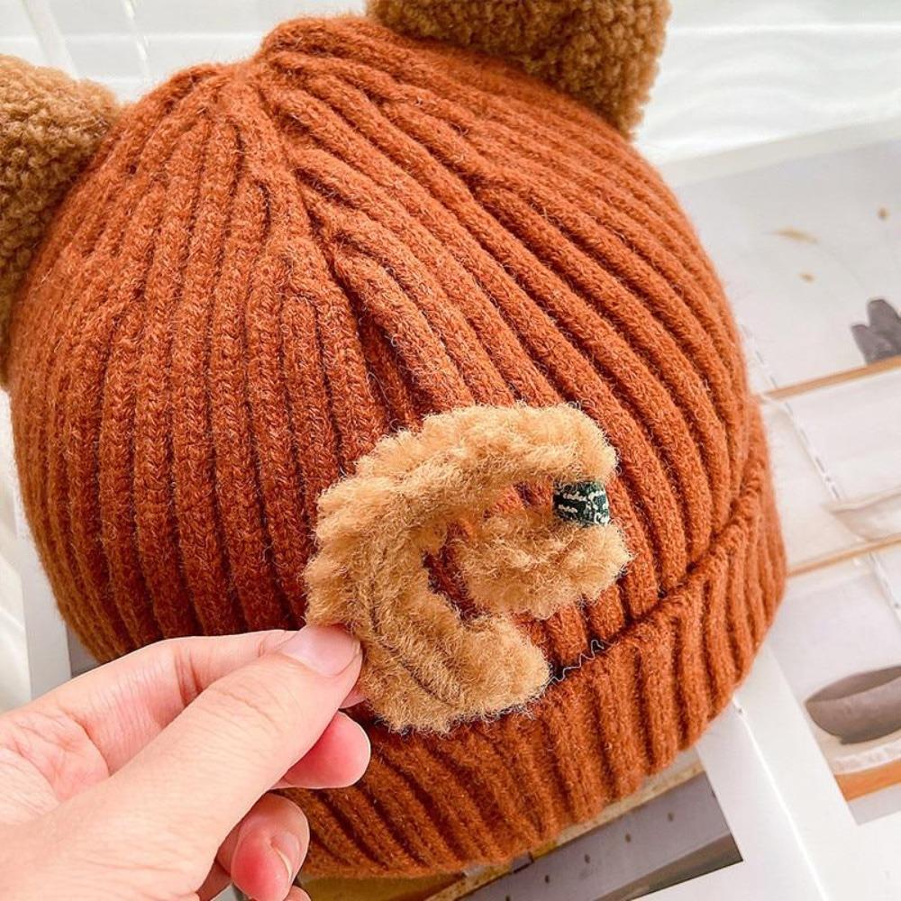 "Stickad unisex vintermössa med 3D-kattöron i mjukt material, ses i olika färger för en lekfull vinterstil."