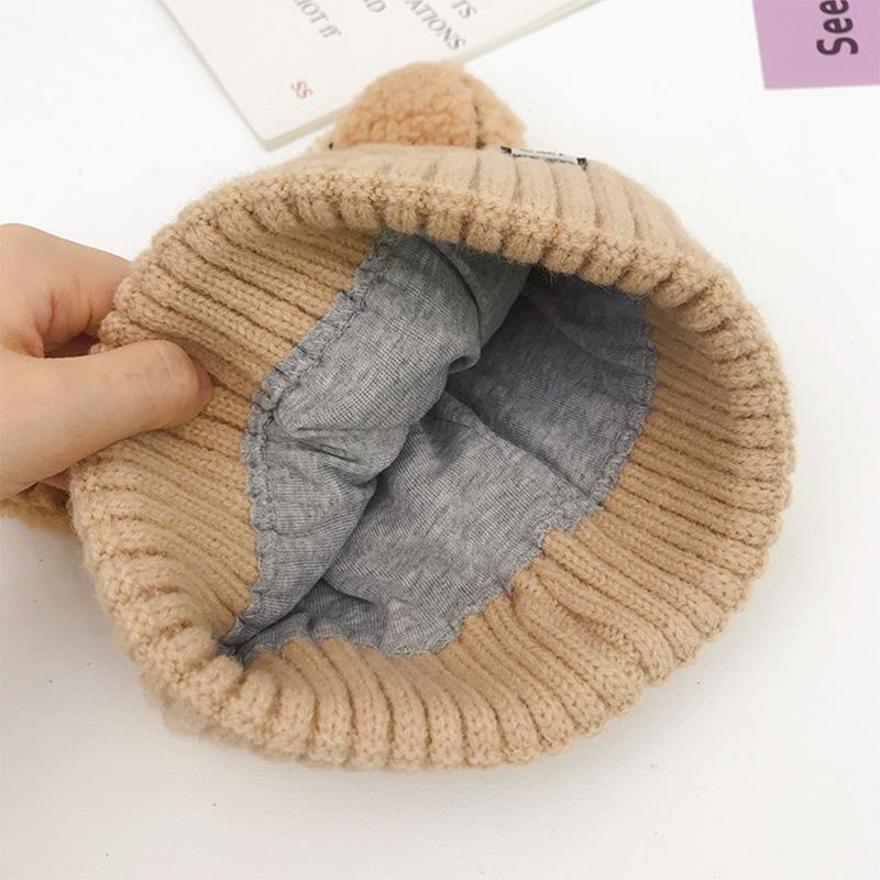 "Stickad unisex vintermössa med 3D-kattöron i mjukt material, ses i olika färger för en lekfull vinterstil."