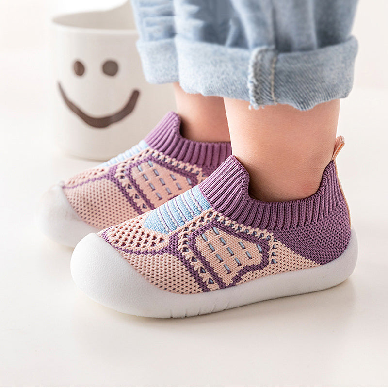 "Stickade halkfria babysko-strumpor i mjuka färger för tryggt första steg, designade för komfort och stöd."
