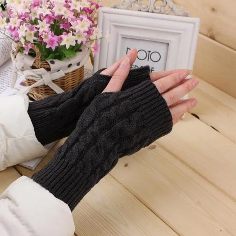 "Stickade halvfingerhandskar för damer med kabelstickningsdetalj i olika färger som kaki, svart och vinröd."