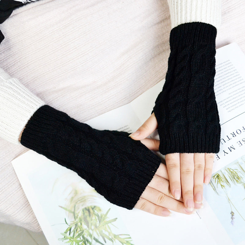 "Stickade halvfingerhandskar för damer med kabelstickningsdetalj i olika färger som kaki, svart och vinröd."