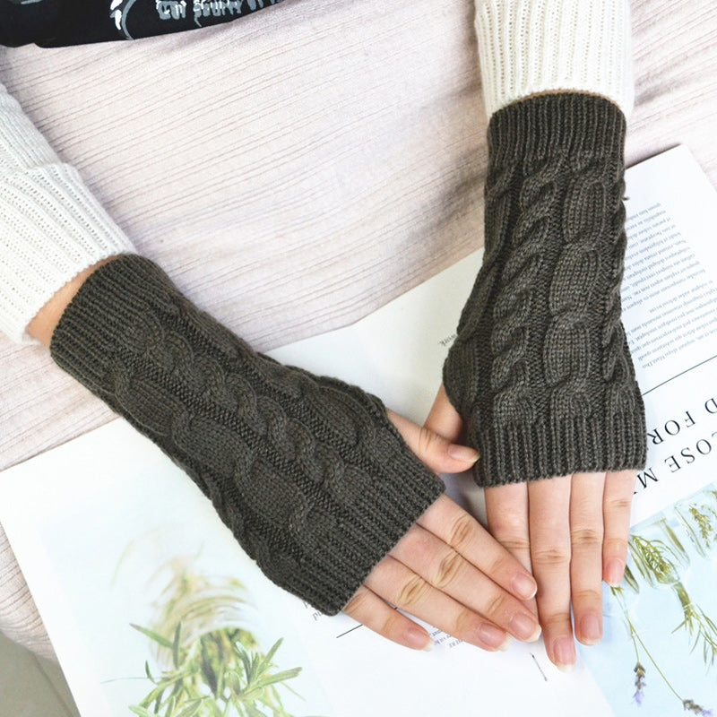 "Stickade halvfingerhandskar för damer med kabelstickningsdetalj i olika färger som kaki, svart och vinröd."