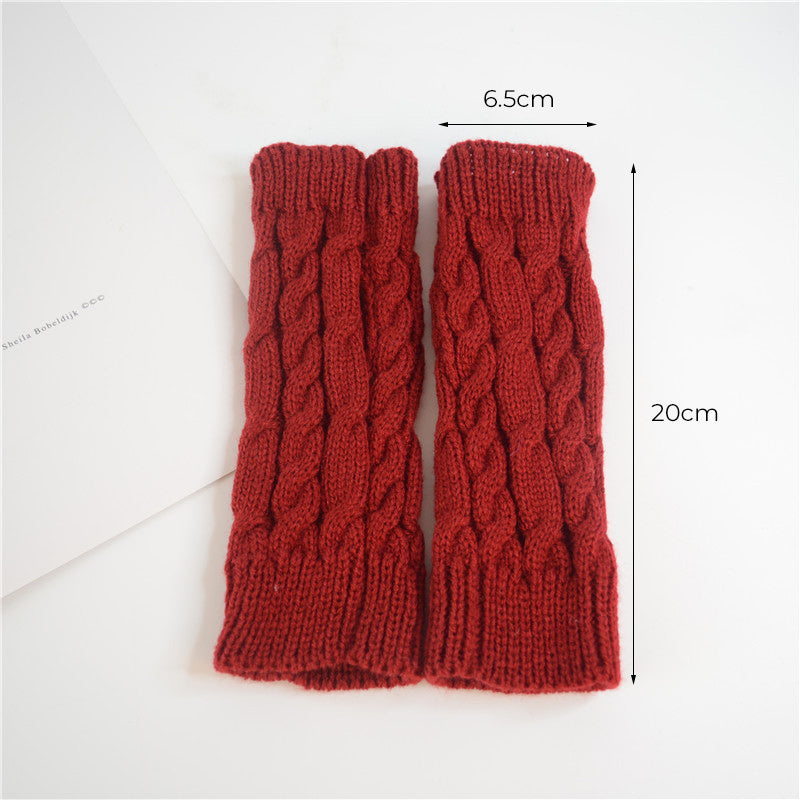 "Stickade halvfingerhandskar för damer med kabelstickningsdetalj i olika färger som kaki, svart och vinröd."
