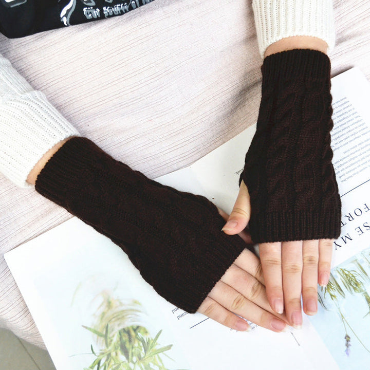 "Stickade halvfingerhandskar för damer med kabelstickningsdetalj i olika färger som kaki, svart och vinröd."