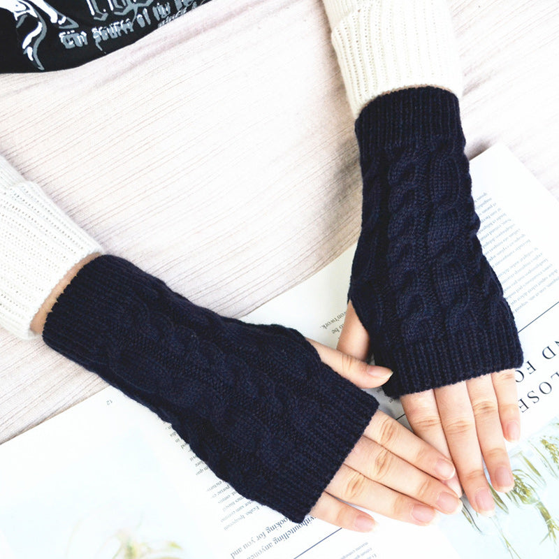"Stickade halvfingerhandskar för damer med kabelstickningsdetalj i olika färger som kaki, svart och vinröd."
