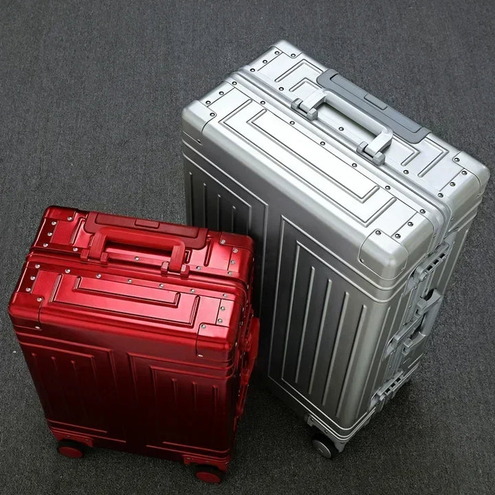 Organiserad insida i premium hårdskalsresväska i aluminium. Effektiv packning för all reseutrustning.