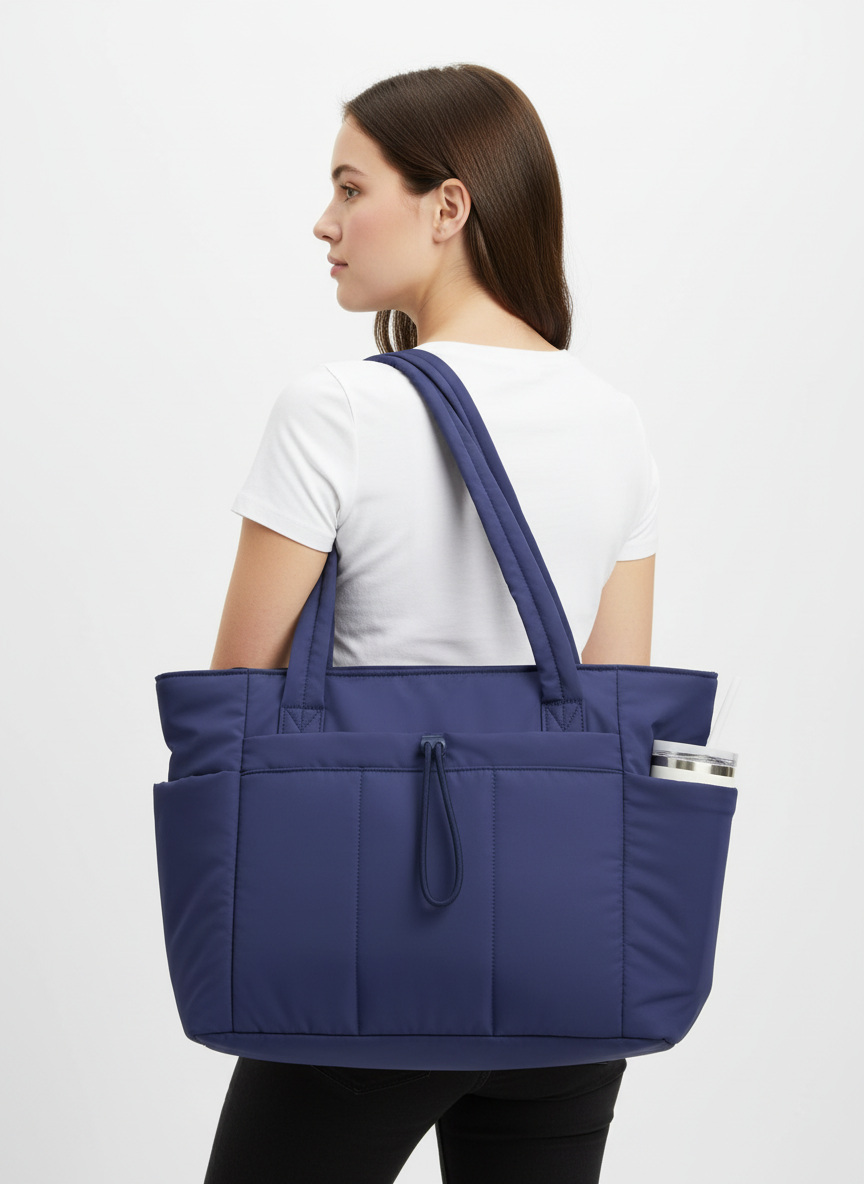 Elegant laptopväska för damer med organiserade fack och praktisk mugghållare.