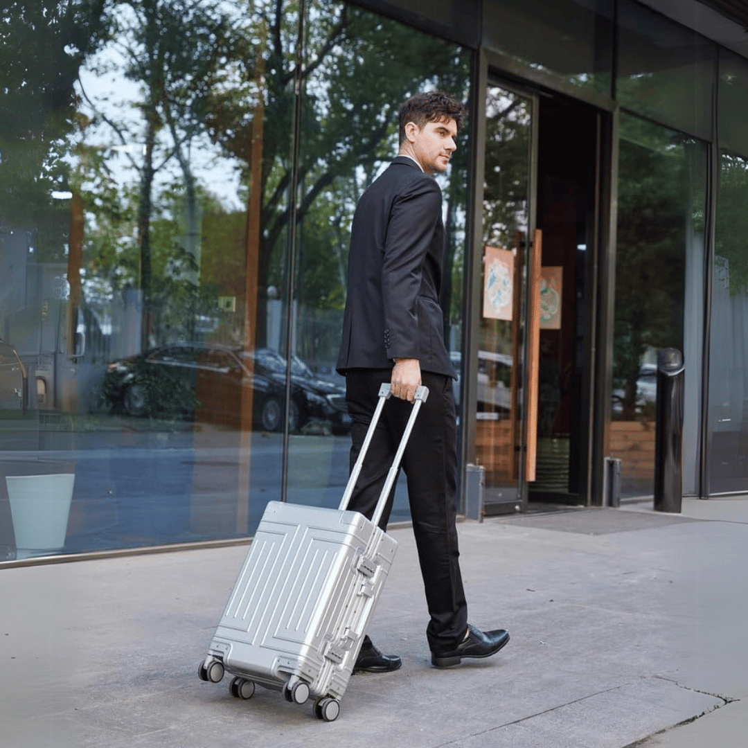 Elegant grå aluminiumväska med rullhjul. Säker hård resväska för smidigt bagage.