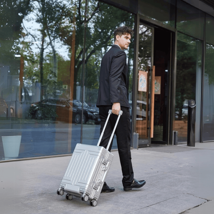 Elegant grå aluminiumväska med rullhjul. Säker hård resväska för smidigt bagage.
