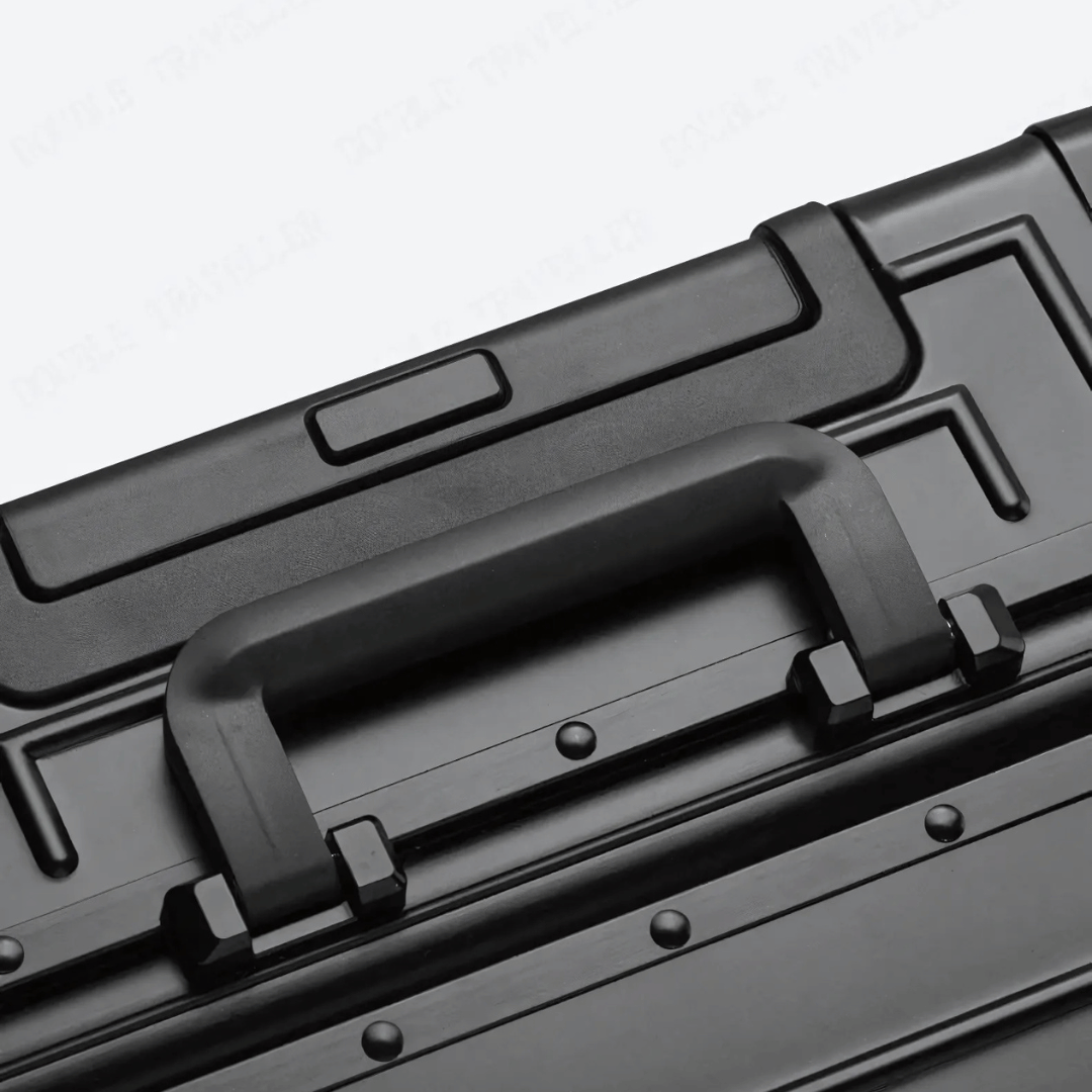 Hållbar aluminium resväska med inbyggt TSA-lås. Robust & säker för allt ditt bagage.