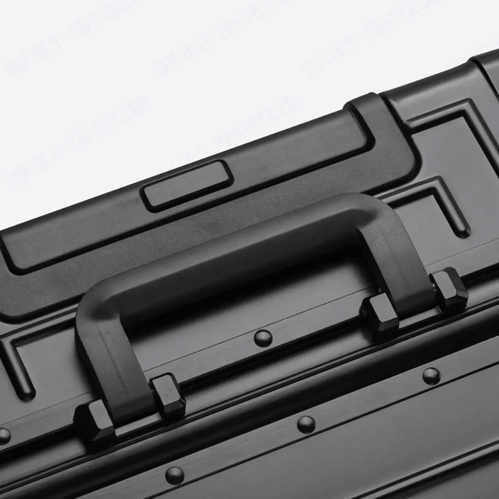 Hållbar aluminium resväska med inbyggt TSA-lås. Robust & säker för allt ditt bagage.