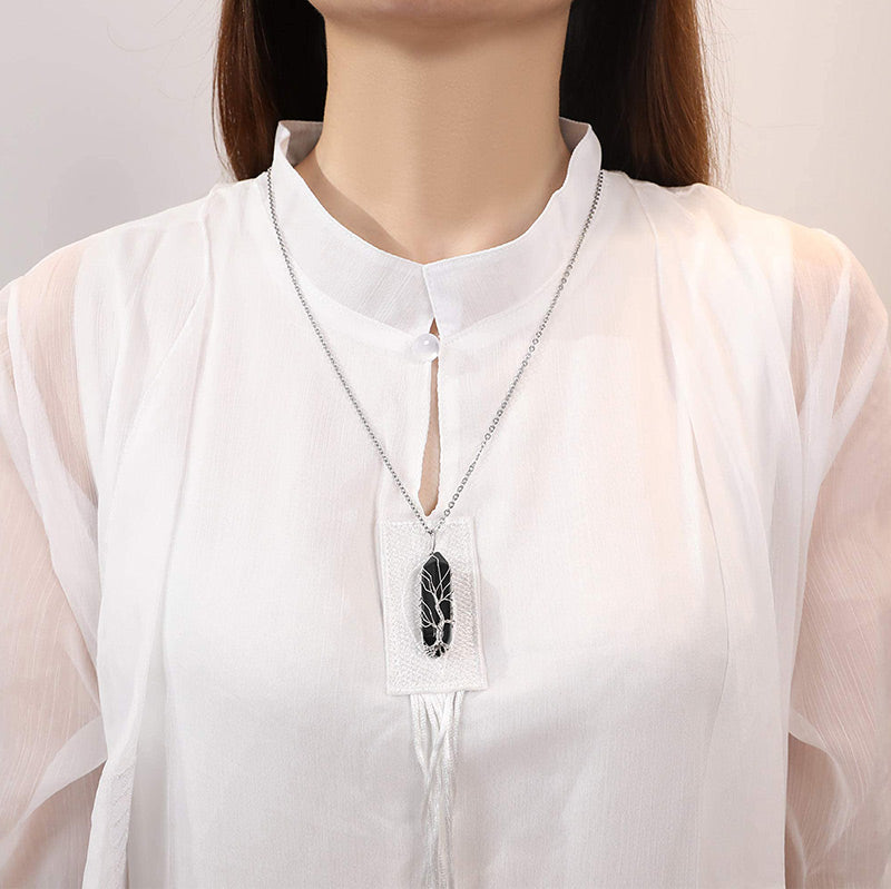 Vackert Livets träd-halsband med ametist och klar kristall. Damhalsband med energi.