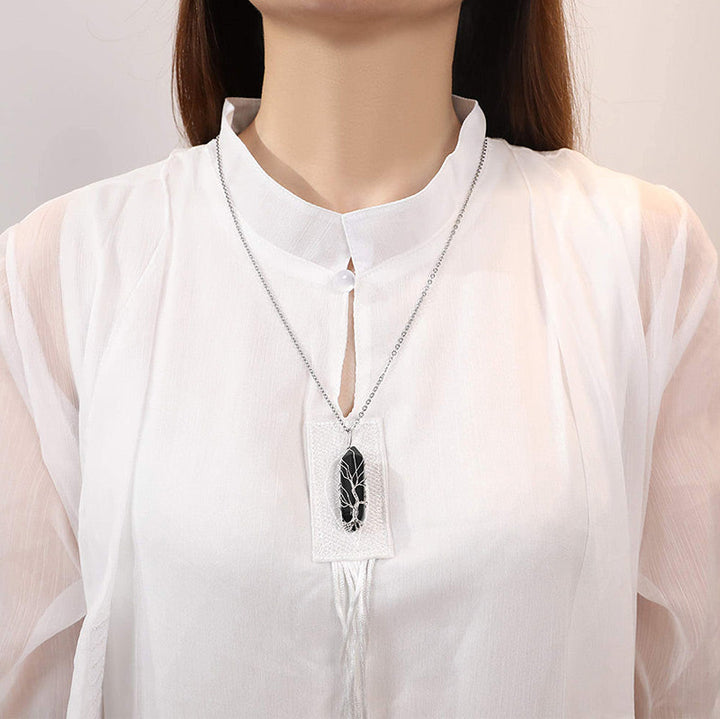 Vackert Livets träd-halsband med ametist och klar kristall. Damhalsband med energi.