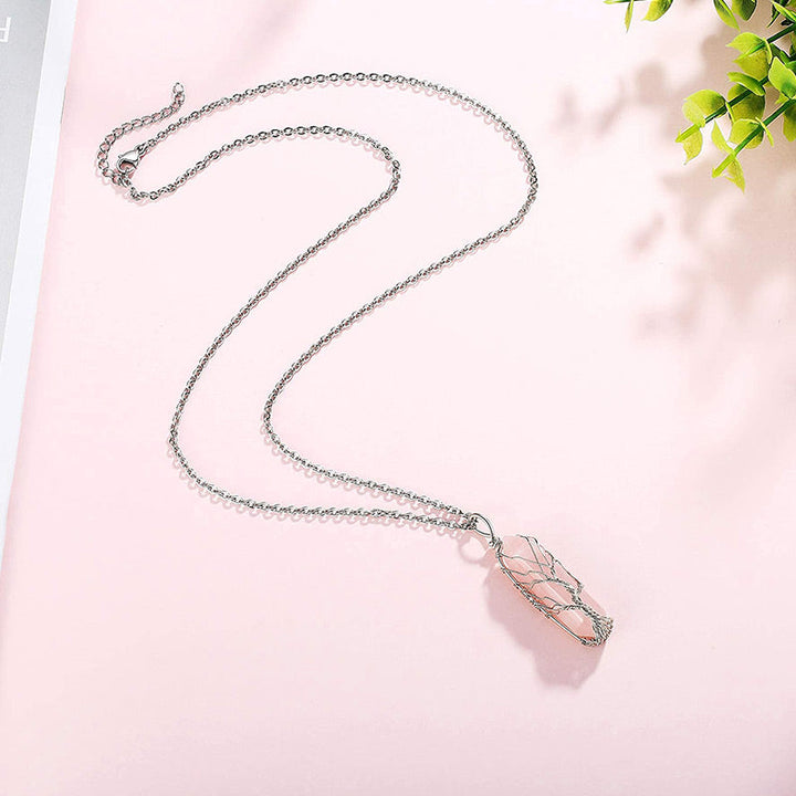 Klar kristall Livets träd-halsband för dam. Elegant energismycke med ädelstenar.
