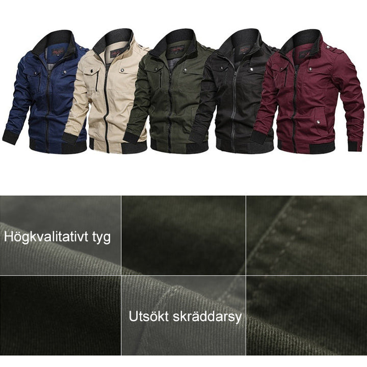 "Stilig herrjacka i kaki med ribbstickad krage, praktiska fickor och ribbstickade muddar, perfekt för kyliga dagar."