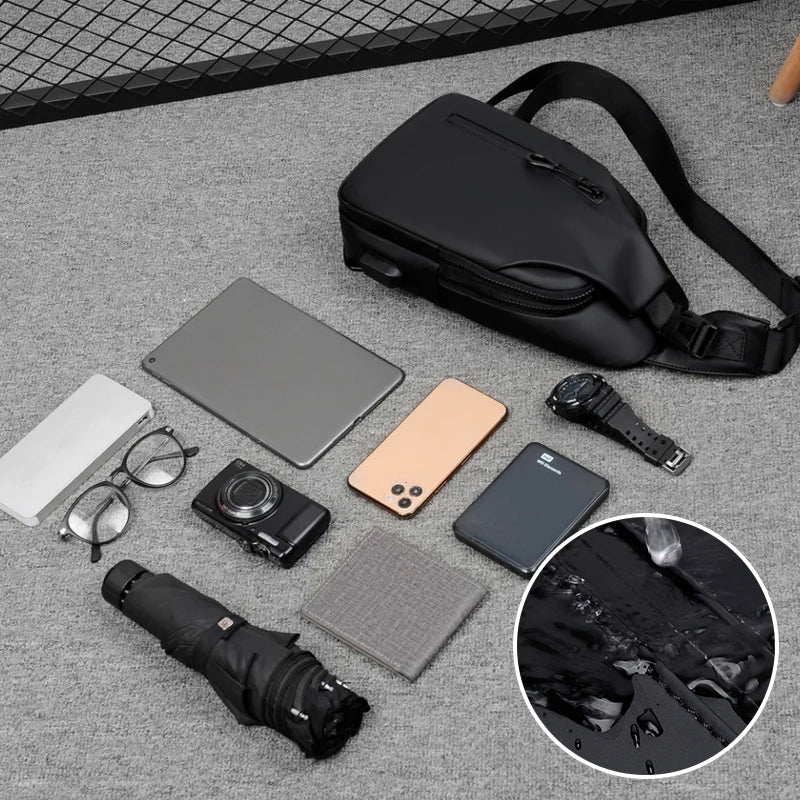 "Stilig vattentät axelväska för män med justerbar rem och USB-port, tillverkad i svart reptåligt PU-material."