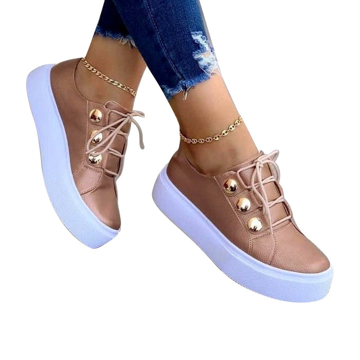 "Stiliga dam sneakers i vitt med nageldekoration, konstgjort PU-material, rund tå och medelhög klack."