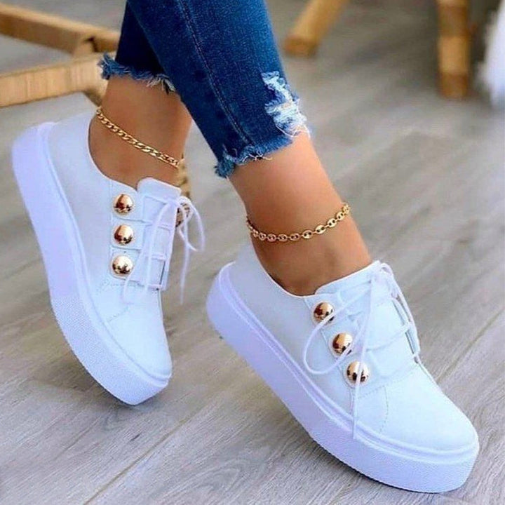 "Stiliga dam sneakers i vitt med nageldekoration, konstgjort PU-material, rund tå och medelhög klack."
