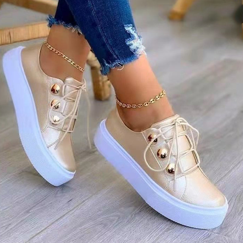 "Stiliga dam sneakers i vitt med nageldekoration, konstgjort PU-material, rund tå och medelhög klack."
