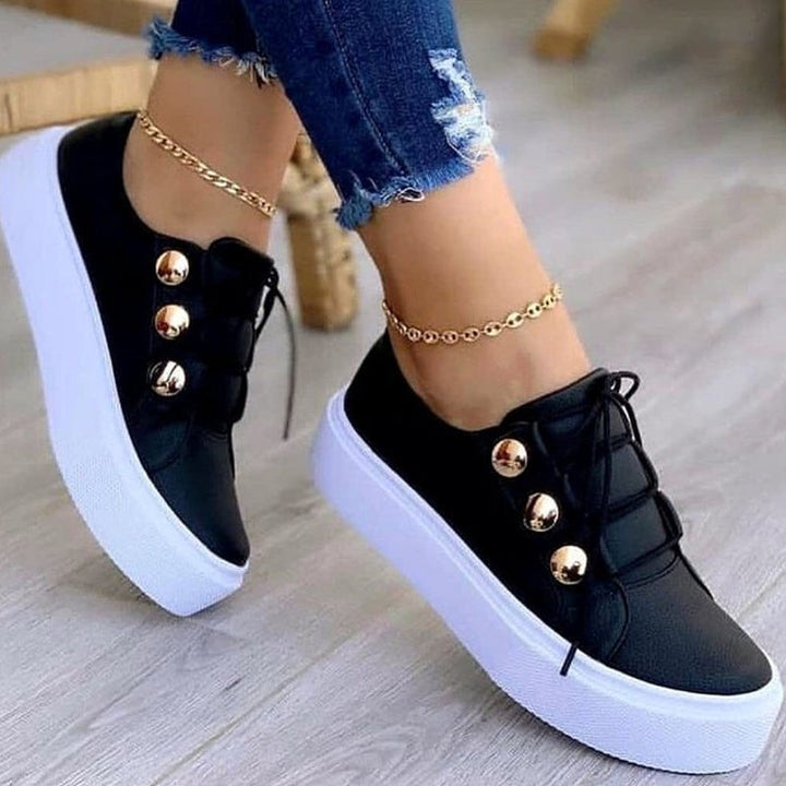 "Stiliga dam sneakers i vitt med nageldekoration, konstgjort PU-material, rund tå och medelhög klack."