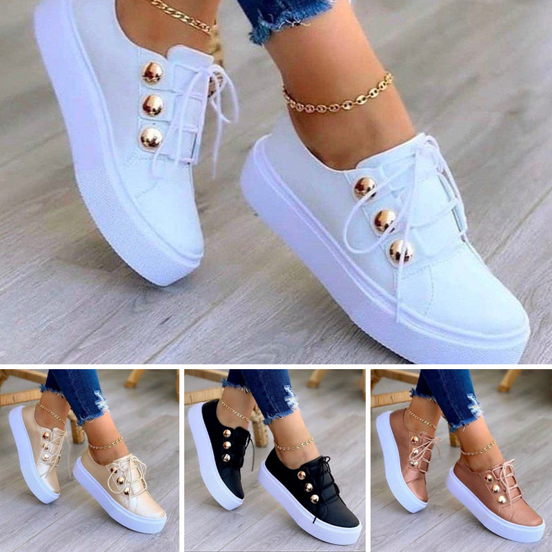 "Stiliga dam sneakers i vitt med nageldekoration, konstgjort PU-material, rund tå och medelhög klack."