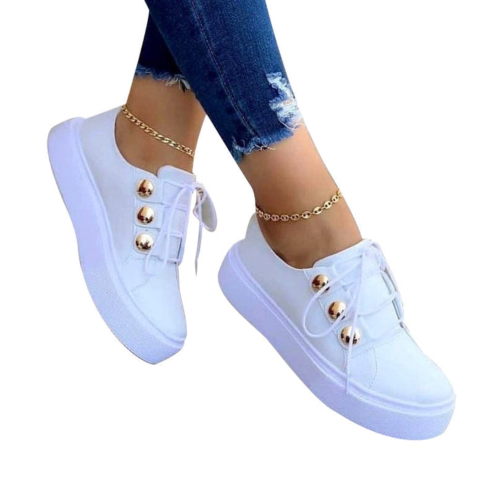 "Stiliga dam sneakers i vitt med nageldekoration, konstgjort PU-material, rund tå och medelhög klack."