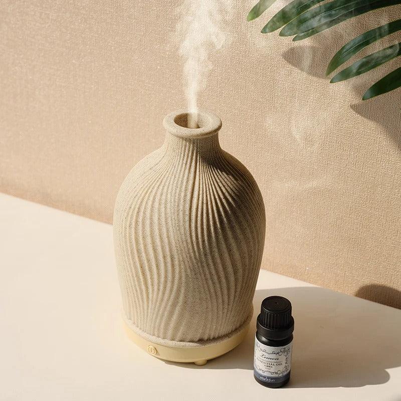 Vasdesignad aromadiffuser som kombinerar stil med luftfuktarfunktion för bättre inomhusklimat.