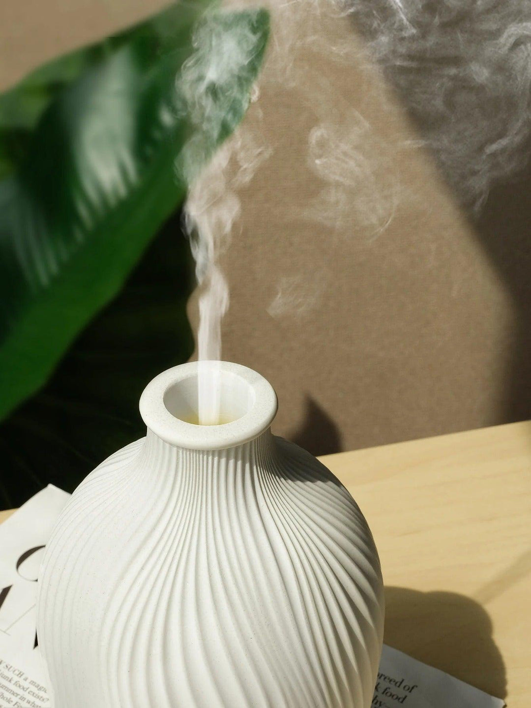 Aromadiffuser och luftfuktare för eteriska oljor, skapar avslappning i sovrummet eller kontoret.