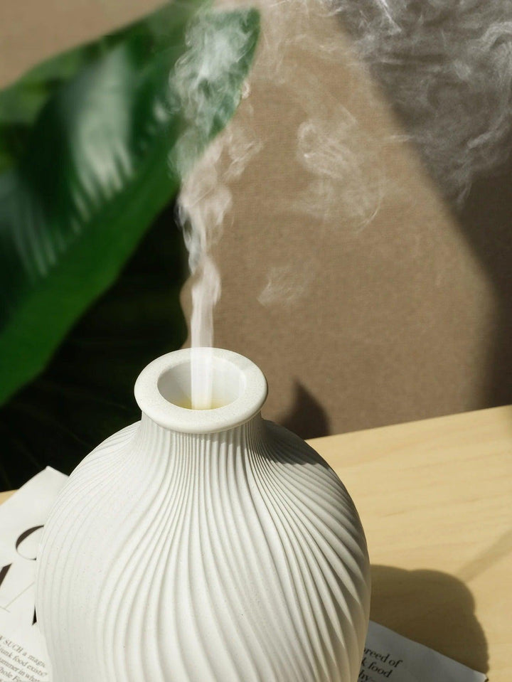 Aromadiffuser och luftfuktare för eteriska oljor, skapar avslappning i sovrummet eller kontoret.