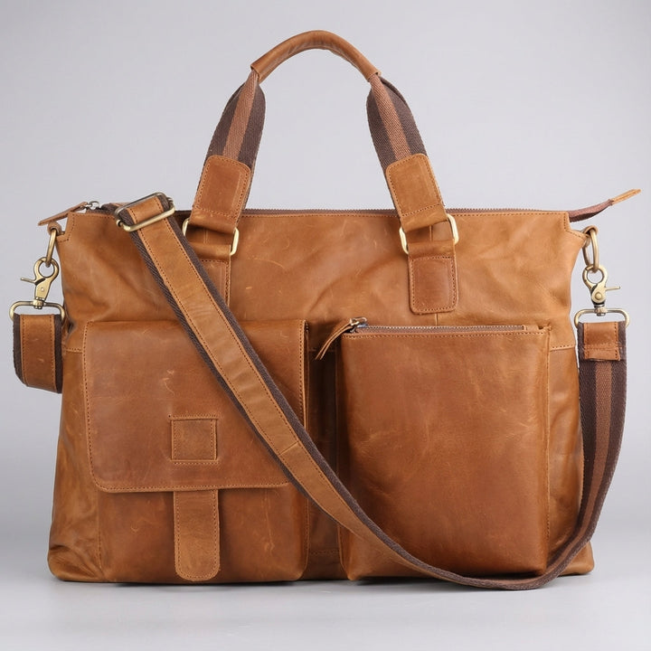 Klassisk brun vintage businessväska, en praktisk portfölj som rymmer laptop och kontorsmaterial.