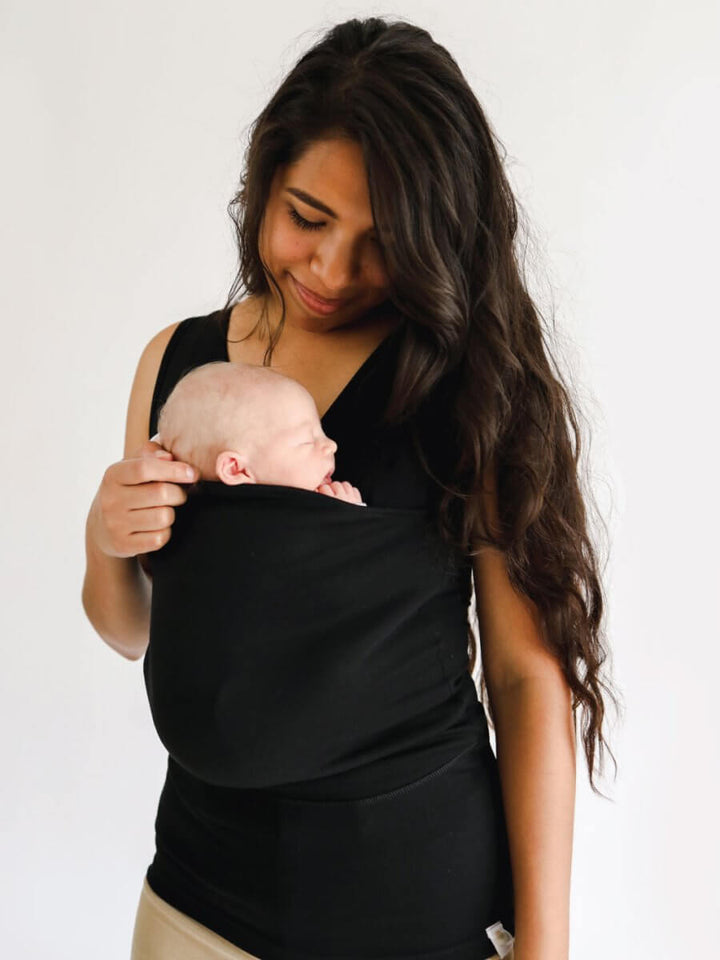 Stilren CarrySeed Tee bärsele i modern design för bekväm och ergonomisk babybärning för föräldrar.