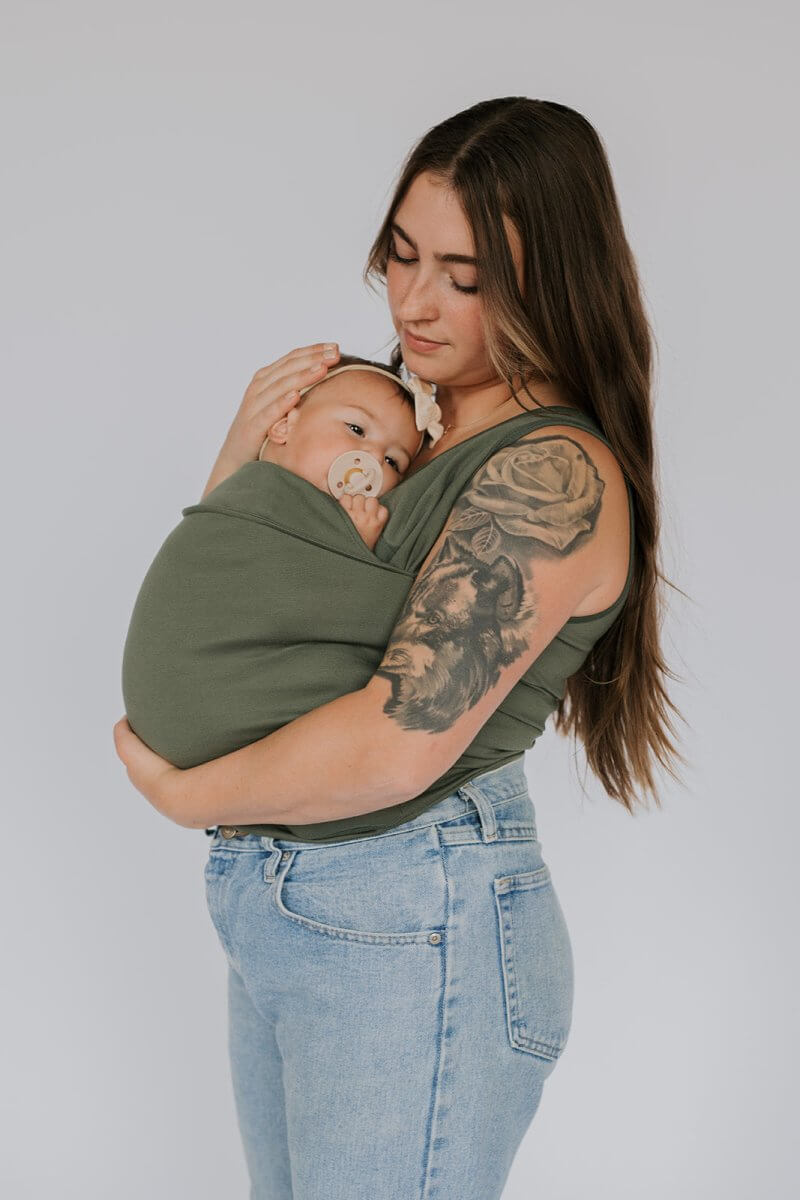 CarrySeed Tee ergonomisk bärsele med justerbara remmar för perfekt passform och optimal viktfördelning.