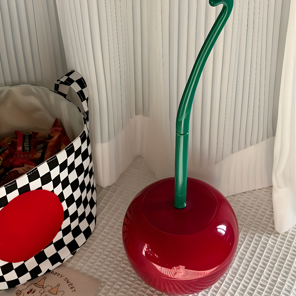 CherryFresh toalettborste med hållare. Stilren badrumsinredning, designad för enkel och hygienisk städning av hemmet.