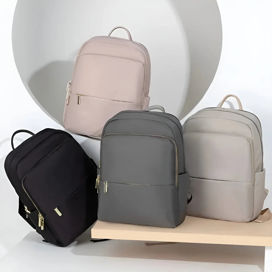 Organiserad damryggsäck, rymlig och slitstark. Stilren accessoar för alla säsonger.