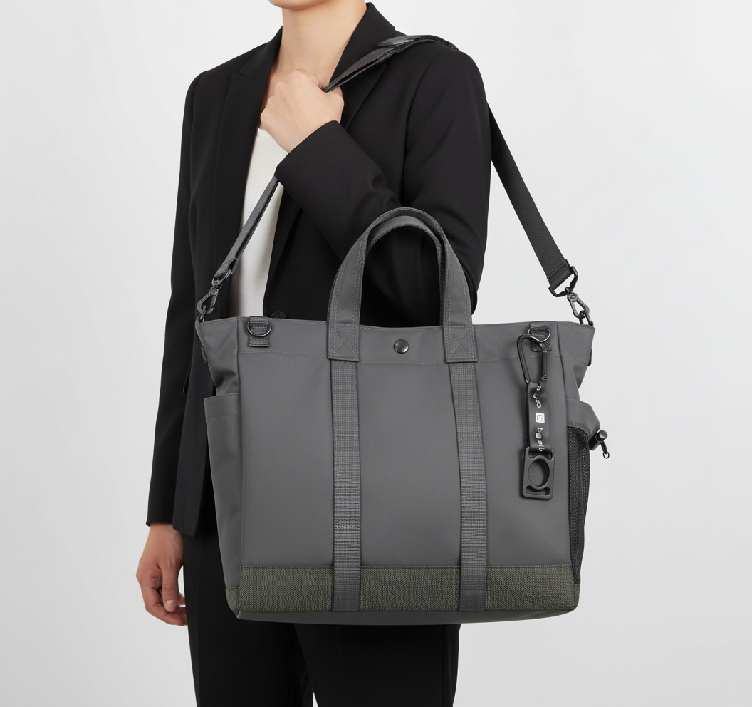 Grön stilren CarryComp datorväska, perfekt för jobbet eller universitetsstudier med gott om utrymme.