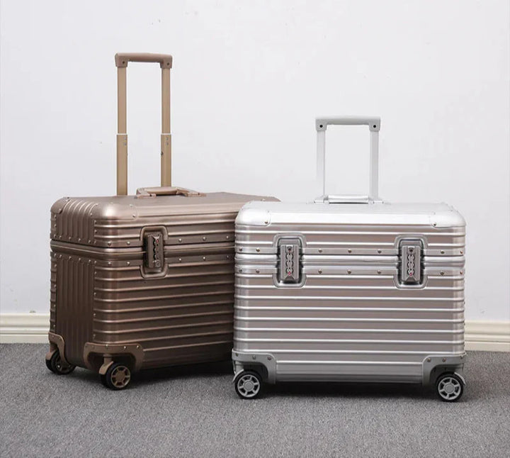 Kompakt kabinväska i hårdskal med smidiga 360-hjul och TSA-lås. Perfekt som handbagage för korta resor.