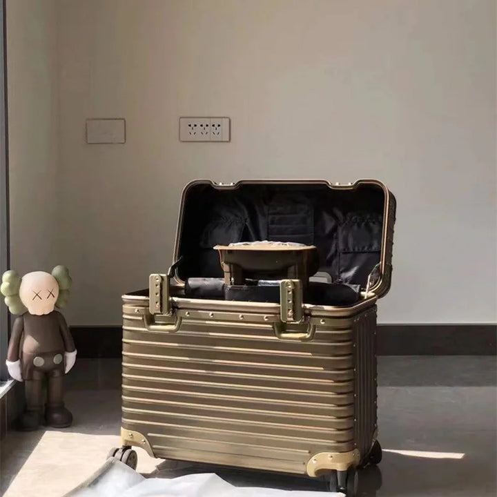 Elegant bagage i hårdskal, utrustad med lättrullande 360-hjul och TSA-lås för bekymmersfria resor.