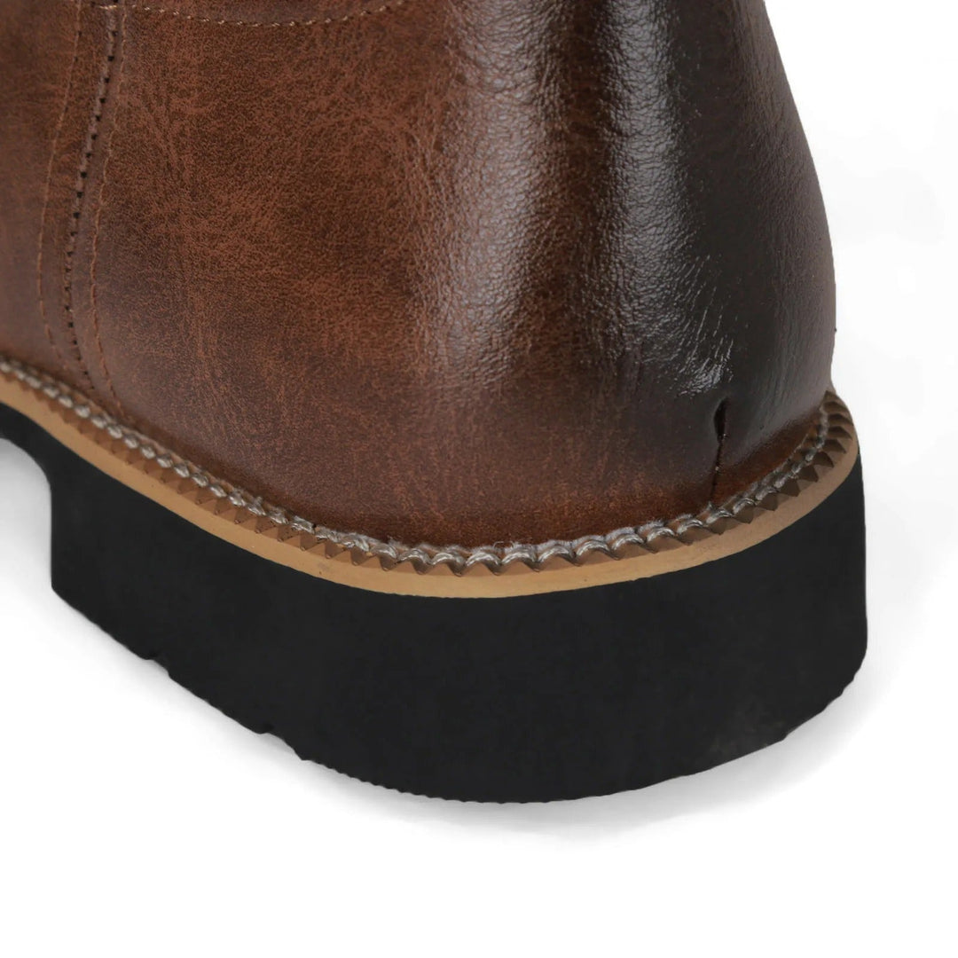 Herrboots i westernstil bakifrån, framhäver den robusta konstruktionen och hantverket.