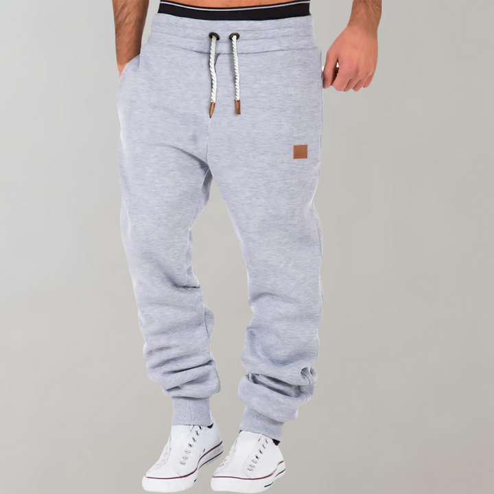 Sportiga herr joggingbyxor i modern design. Perfekta fritidsbyxor för en avslappnad men snygg vardagslook eller resan.